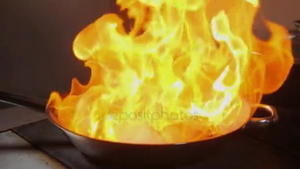 Flambe rib lammstek. Matlagning med eld i stekpanna. Professionell kock i ett kommersiellt kök matlagning. Man steka mat i flammande pan på kokplatta i utekök. slowmotion — Stockvideo