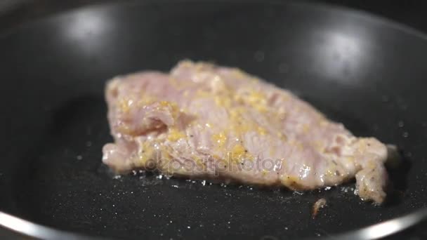 フライパンで火で調理。鶏の胸肉。調理厨房でプロのシェフ。キッチンのコンロの上で食品を揚げる男。スローモーション — ストック動画