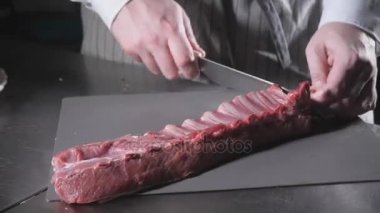 Nadir koyunlar rosemary ile Marine için hazır. Ateşle tavada pişirme. Profesyonel şef yemek Restoran bir mutfak.