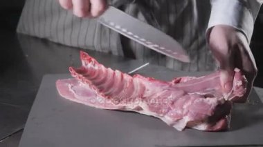 Nadir koyunlar rosemary ile Marine için hazır. Ateşle tavada pişirme. Profesyonel şef yemek Restoran bir mutfak.