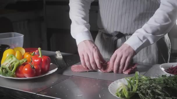 Cordeiros raros prontos para marinada com alecrim. Cozinhar com fogo na frigideira. Chef profissional em uma cozinha de cozinha de restaurante . — Vídeo de Stock