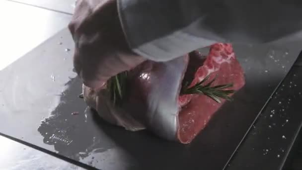 Agnelli rari pronti per la marinata con rosmarino. Cucinare con il fuoco in padella. Chef professionista in una cucina di cucina di ristorante . — Video Stock