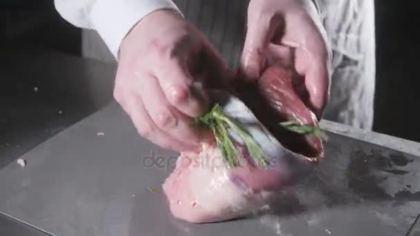 稀有的羔羊准备用迷迭香腌汁。在煎锅里用火烹调。厨房烹饪专业厨师. — 图库视频影像