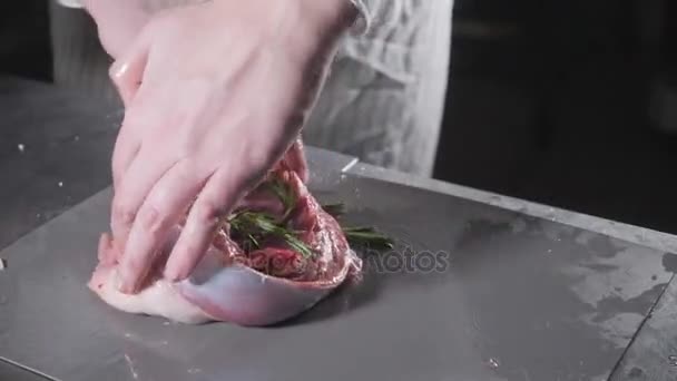 Zeldzame lammeren klaar voor marinade met rozemarijn. Koken met vuur in de koekenpan. Professionele chef-kok in de keuken van het restaurant koken. — Stockvideo