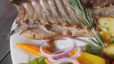 Şef restoranda hazırlar. Taze sebze ve patates kızartması ile kuzu ızgara raf. portre