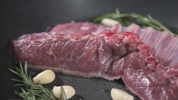 Costillas fritas de cordero. añadir una ramita de romero y ajo. Cocinar con fuego en sartén. Chef profesional en una cocina de cocina de restaurante. Hombre freír alimentos en una sartén en llamas en la encimera . — Vídeo de stock