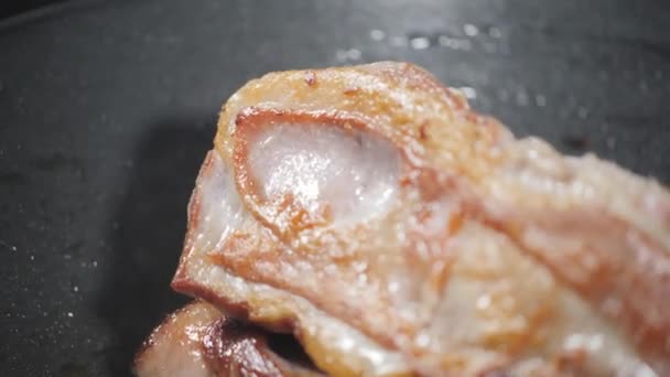 Costelas fritas de cordeiro. acrescente um ramo de alecrim e alho. Cozinhar com fogo na frigideira. Chef profissional em uma cozinha de cozinha de restaurante. Homem fritando comida em panela flamejante na fogão . — Vídeo de Stock