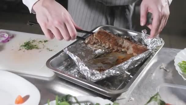 O chef se prepara no restaurante. Cremalheira grelhada de cordeiro com batatas fritas e legumes frescos — Vídeo de Stock