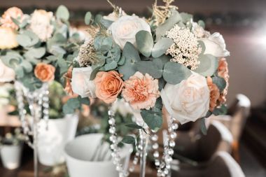 Restoran, Ziyafet öncesi hazırlık tabloda dekore edilmiştir. profesyonel çiçekçi iş.