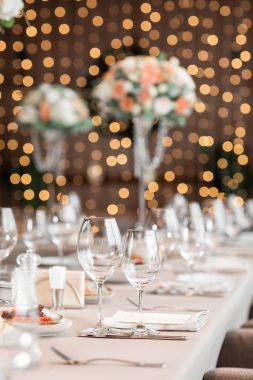 gözlük odaklan. Ziyafet masa restoranda, Ziyafet öncesi hazırlık. profesyonel çiçekçi iş.