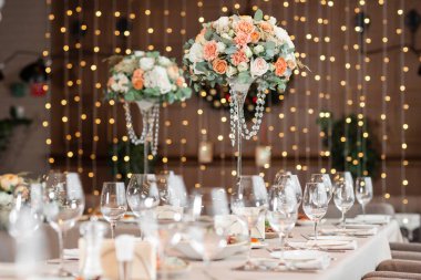 Restoran, Ziyafet öncesi hazırlık tabloda dekore edilmiştir. profesyonel çiçekçi iş.