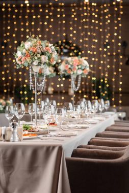 Restoran, Ziyafet öncesi hazırlık tabloda dekore edilmiştir. profesyonel çiçekçi iş.