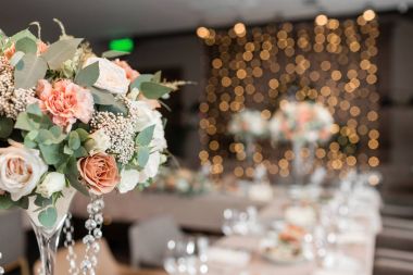 Restoran, Ziyafet öncesi hazırlık tabloda dekore edilmiştir. profesyonel çiçekçi iş.