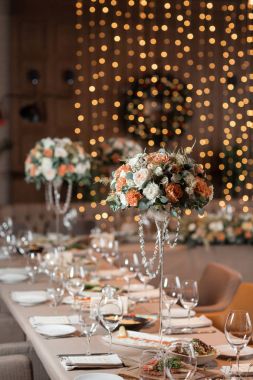Restoran, Ziyafet öncesi hazırlık tabloda dekore edilmiştir. profesyonel çiçekçi iş.