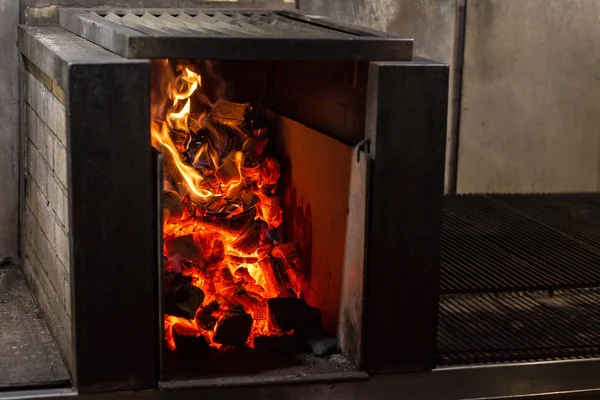 Typowego argentyńskiego grilla lub asado. Spalanie drewna w grill i czerwonych rozżarzonych węglach — Zdjęcie stockowe