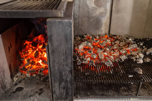 Τυπικό Αργεντίνικη μπάρμπεκιου ή το asado. Καύση του ξύλου στην σχάρα και πυρωμένα κάρβουνα — Φωτογραφία Αρχείου