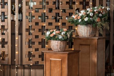 Büyük taze çiçekler, ahşap masa, ev dekorasyonu, vintage tarzı bir hasır sepet içinde şeftali karanfil ve beyaz gül buketi