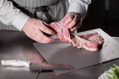 Nadir koyunlar rosemary ile Marine için hazır. Ateşle tavada pişirme. Profesyonel şef yemek Restoran bir mutfak.