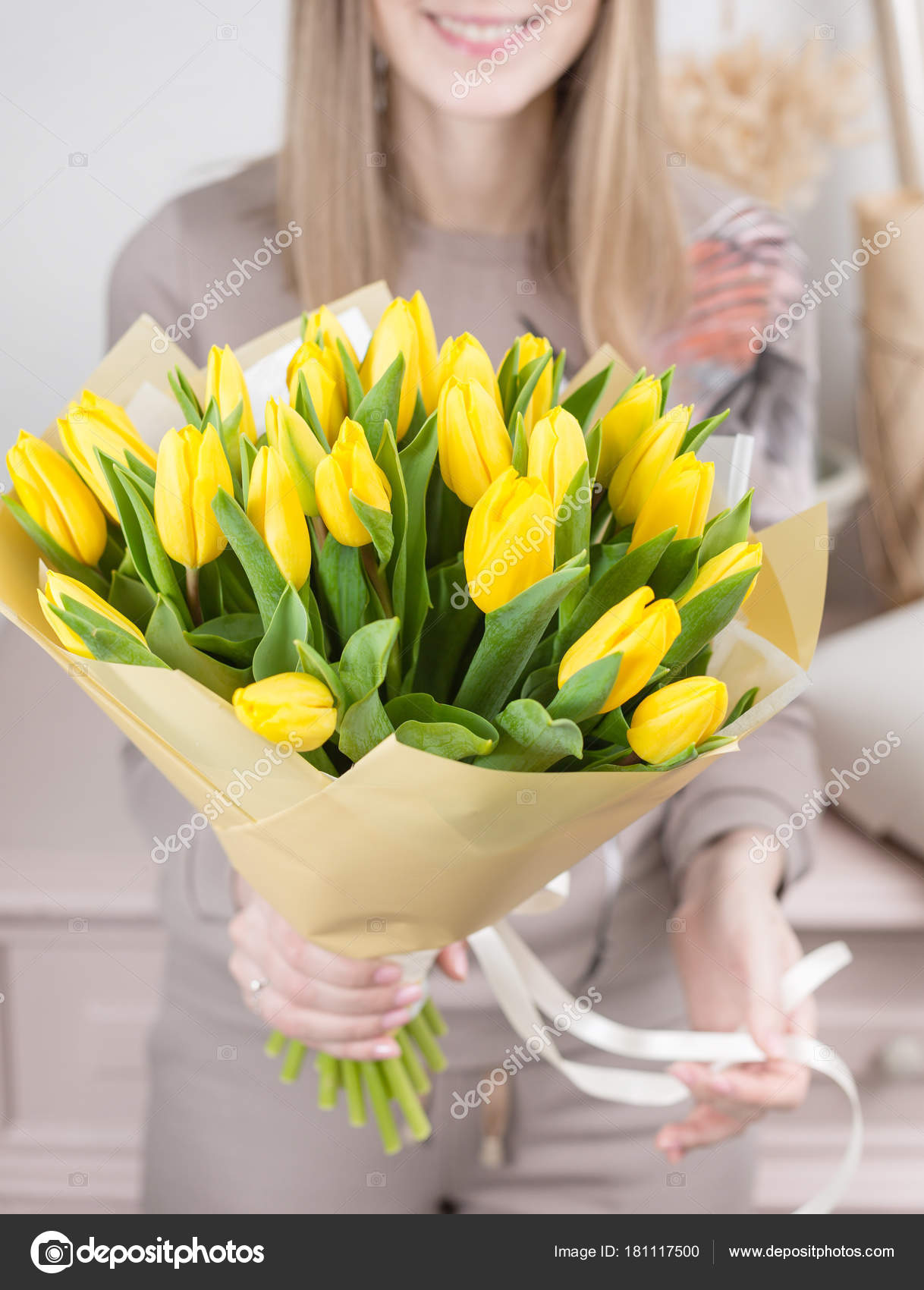 女性の手で黄色のチューリップの花の美しい豪華なブーケ 花屋で花屋の仕事 かわいい素敵な女の子 ストック写真 C Malkovkosta