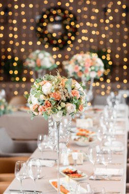 gözlük odaklan. Ziyafet masa restoranda, Ziyafet öncesi hazırlık. profesyonel çiçekçi iş.