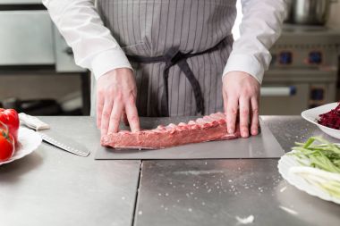 Nadir koyunlar rosemary ile Marine için hazır. Ateşle tavada pişirme. Profesyonel şef yemek Restoran bir mutfak.