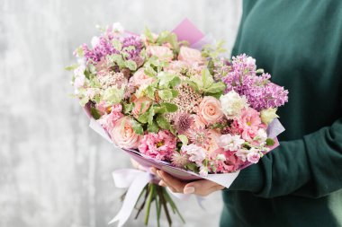 güzel lüks buket karışık kadın elinde. Çiçekçi Çiçek dükkanında çalışır. sevimli tatlı kız