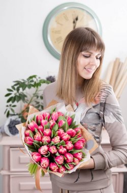 güzel lüks buket Pembe Lale çiçek kadın elinde. Çiçekçi Çiçek dükkanında çalışır. sevimli tatlı kız