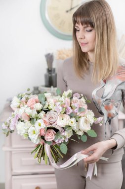 güzel lüks buket karışık kadın elinde. Çiçekçi Çiçek dükkanında çalışır. sevimli tatlı kız