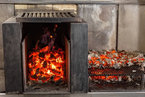 Τυπικό Αργεντίνικη μπάρμπεκιου ή το asado. Καύση του ξύλου στην σχάρα και πυρωμένα κάρβουνα — Φωτογραφία Αρχείου