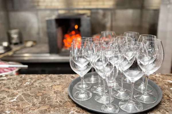 Empty glasses wine in restaurant. Glass water. A tray of wine glasses at a wedding reception — Stock Photo, Image