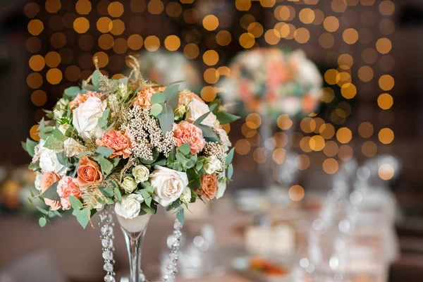 Zaměřit se na brýle. Slavnostní stůl v restauraci, příprava před banketu. práce profesionálních floristů. — Stock fotografie