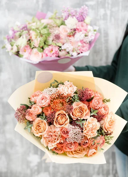 Belo buquê de luxo de flores mistas na mão da mulher. o trabalho da florista em uma loja de flores. bonito linda menina — Fotografia de Stock