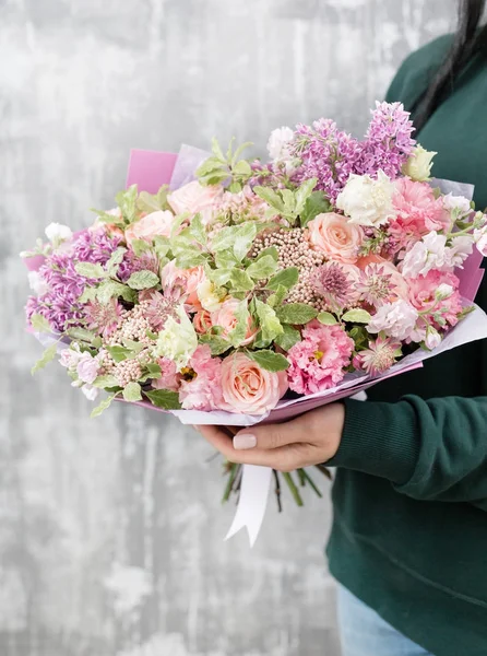 Красивий розкішний букет змішаних квітів в руці жінки. Робота флориста в квітковому магазині. мила мила дівчина — стокове фото