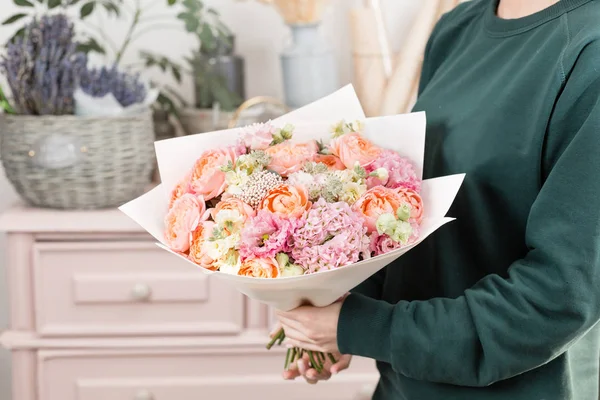 Piękny, luksusowy bukiet z mieszanych kwiatów w ręce kobiety. Praca w kwiaciarni Kwiaciarnia. ładny piękny dziewczyna — Zdjęcie stockowe