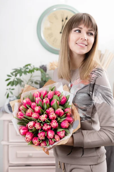 Bellissimo bouquet di lusso di fiori di tulipani rosa in mano donna. il lavoro del fioraio in un negozio di fiori. carino bella ragazza — Foto Stock