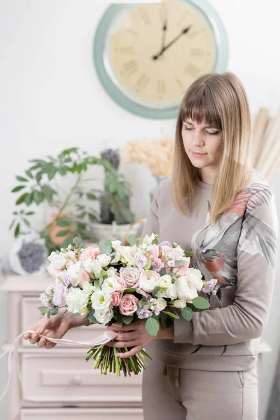 Vacker lyxig bukett av blandade blommor i kvinna hand. arbetet i florist i en blomsteraffär. Söt härlig tjej — Stockfoto