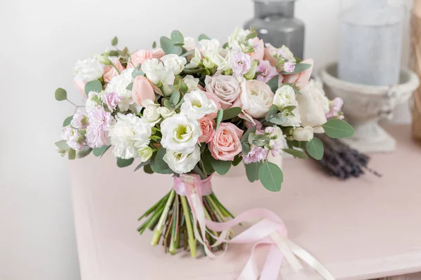 美丽的豪华花束在粉红色的桌子上混合花。花店的花匠的工作。婚礼 — 图库照片