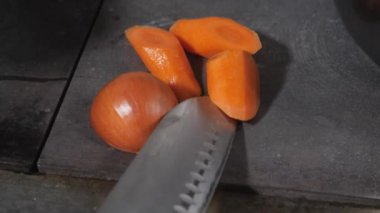 Şef sebze ve sebze ocakta kızartma. Havuç ve soğan siyah kadar kızartın. Çorba için malzemeler