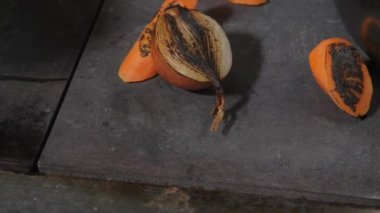 Şef sebze ve sebze ocakta kızartma. Havuç ve soğan siyah kadar kızartın. Çorba için malzemeler