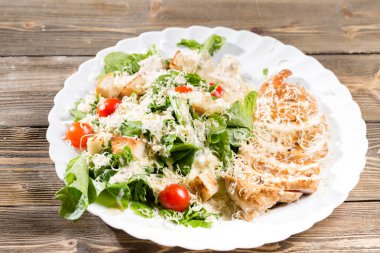 Sezar salatası parmesan peyniri ve kruton. Izgara tavuk göğsü ve plaka taze marul