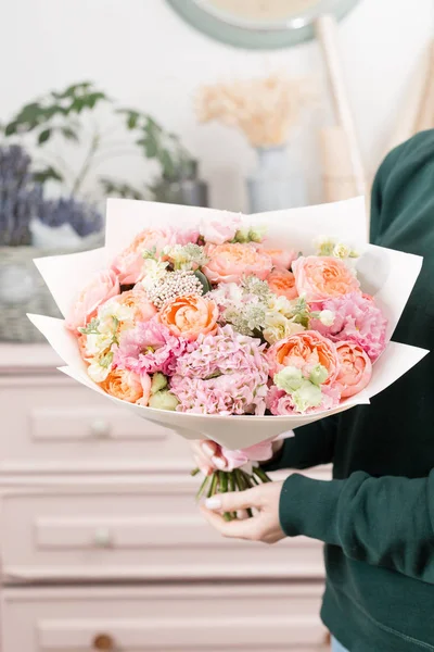 Красивый роскошный букет смешанных цветов в женской руке. работа флориста в цветочном магазине. милая милая девушка — стоковое фото
