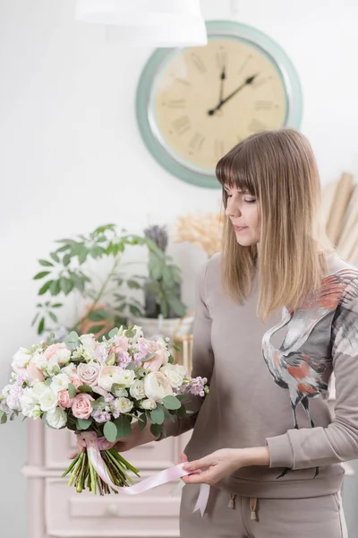 Vacker lyxig bukett av blandade blommor i kvinna hand. arbetet i florist i en blomsteraffär. Söt härlig tjej — Stockfoto