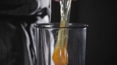 Yumurta kırmak. Zeytinyağı ile ev yapımı mayonez dayak. Sos için malzemeleri karıştırın. Şef bir blender kullanır