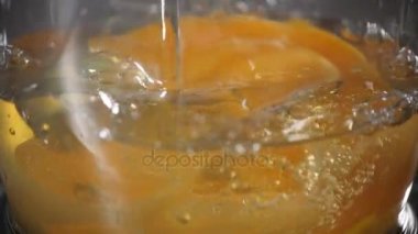 Yumurta kırmak. Zeytinyağı ile ev yapımı mayonez dayak. Sos için malzemeleri karıştırın. Şef bir blender kullanır