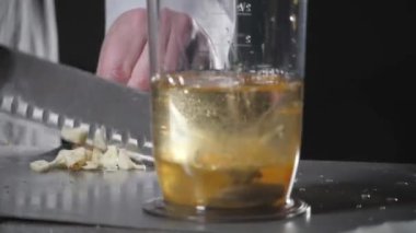 kesme sarımsak. Zeytinyağı ile ev yapımı mayonez dayak. Sos için malzemeleri karıştırın. Şef bir blender kullanır