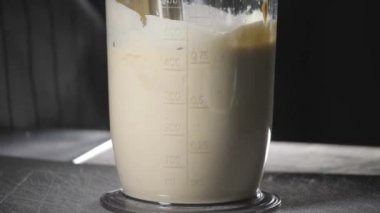 Zeytinyağı ile ev yapımı mayonez dayak. Sos için malzemeleri karıştırın. Şef bir blender kullanır