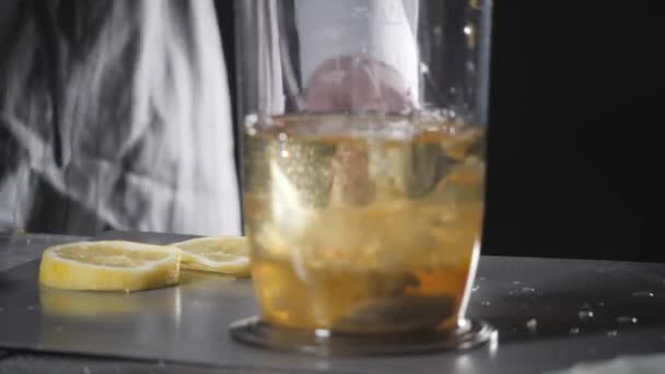 レモンの汁を絞る。オリーブ オイルと自家製マヨネーズの鼓動。ソースの材料を混ぜます。シェフのミキサーを使用します。 — ストック動画