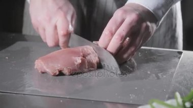 Çiğ tavuk limon ile Marine için hazır. Ateşle tavada pişirme. Profesyonel şef yemek Restoran bir mutfak.
