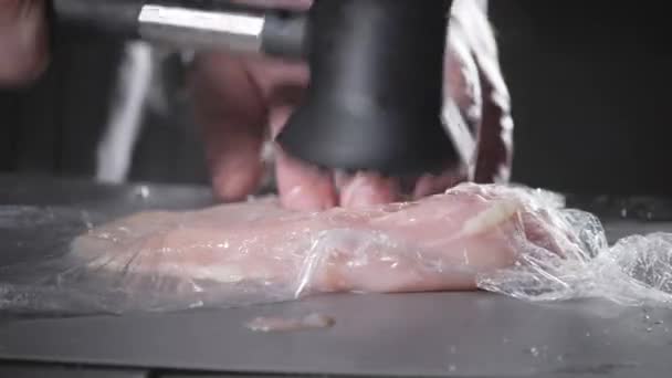 Bir çekiç ile et tenderizing. Kızarmış tavuk şnitzel wiener hazırlanıyor — Stok video
