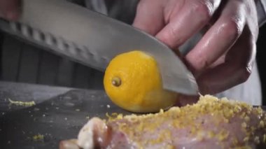 Çiğ tavuk limon ile Marine için hazır. Ateşle tavada pişirme. Profesyonel şef yemek Restoran bir mutfak.